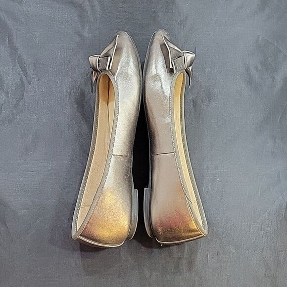 CIRCUS BY SAM EDELMAN WOMEN"S SILVER LOGO CARMEN ROUND TOE SLIP ON FLATS - Picture 9 of 14